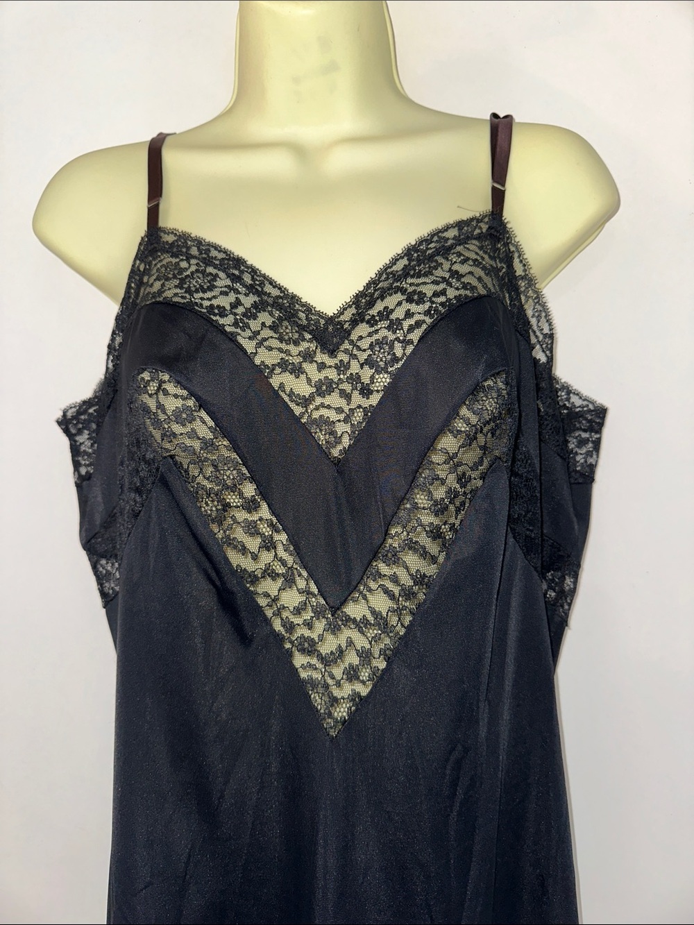 Vtg  50s/60s‎ Van Raalte Black Lace Slip with V-Neck & Wide Lace Hem - Picture 2 of 8